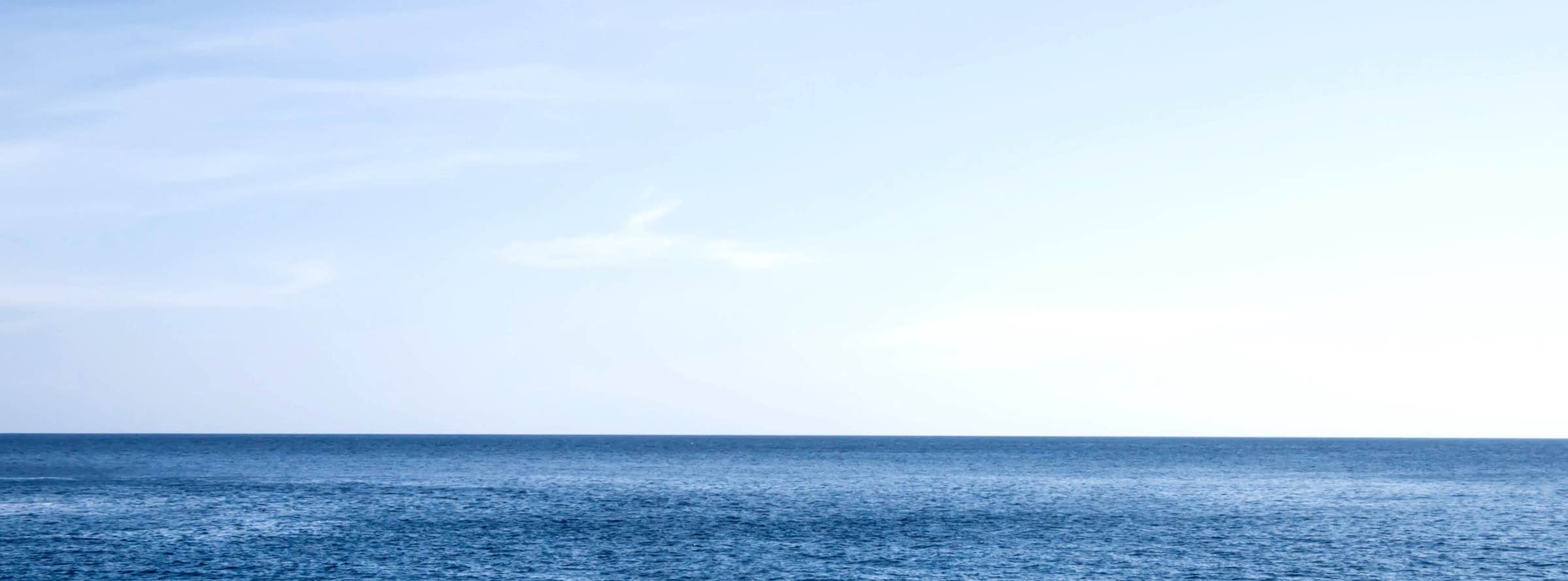 Ruhige See bis zum Horizont