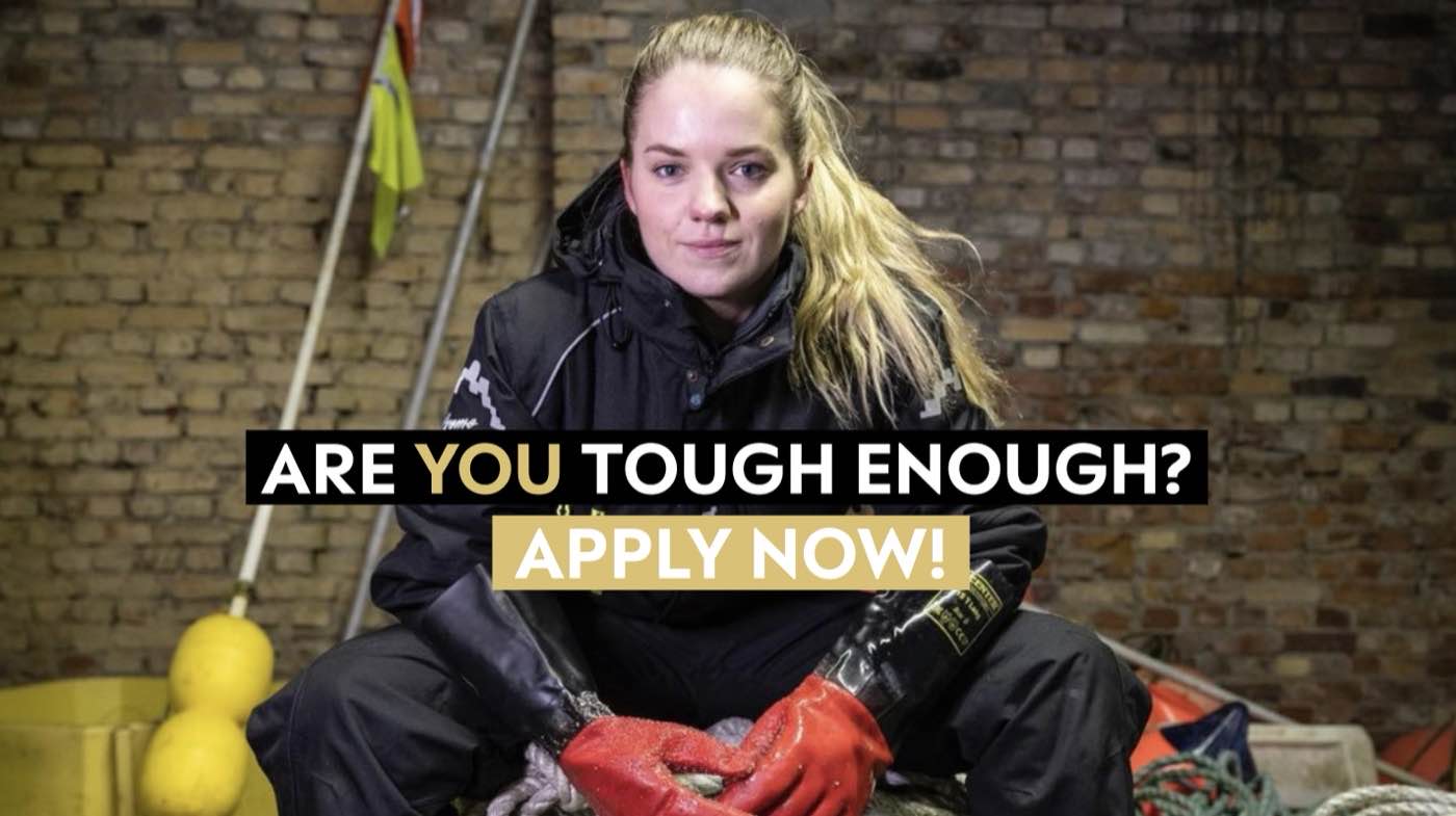 Kampagnenmotiv: Fischerin in Ölzeug, Schriftzug „Are you tough enough? Apply now!“